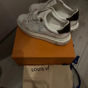 Louis Vuitton sneakers  - Louis vuitton sneakers. Storlek 37. Bra skick använda en säsong. Box tillkommer. 🌸fått i present och har därför inte kvitto, därav priset.