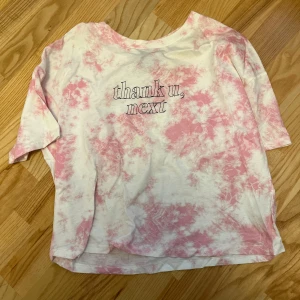 Rosa och vit t-shirt med tryck thank u next ariana grande - Rosa och vit t-shirt med texten 'thank u, next' tryckt på framsidan🌸🌸🌸 Ariana grande
