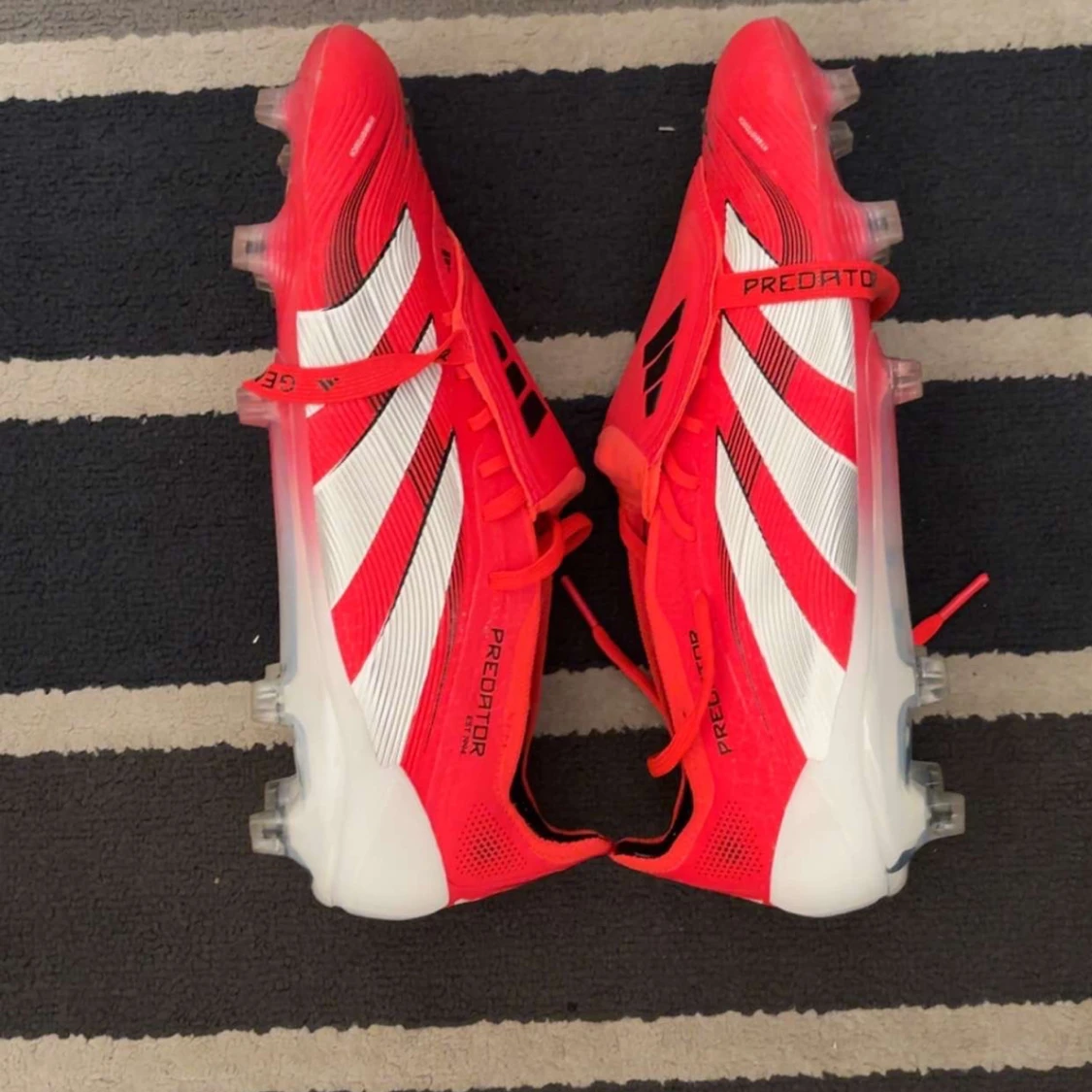 Röda Adidas Predator fotbollsskor - 1