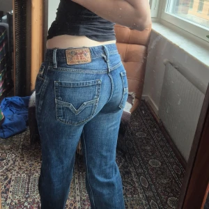 Diesel jeans -  blå jeans från Diesel som inte längre används. Fint skick förutom en liten reva i skrevet som inte syns när man har på sig dem ☺️🌸 kan skicka fler bilder om efterfrågat. Kan även gå ner i pris vid snabb affär 💗