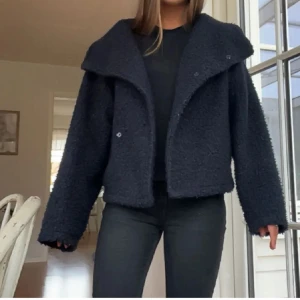 Kappa  - Mörk blå Teddy kappa från Gina i storlek xs, använd en halv vinter, i topp skick 