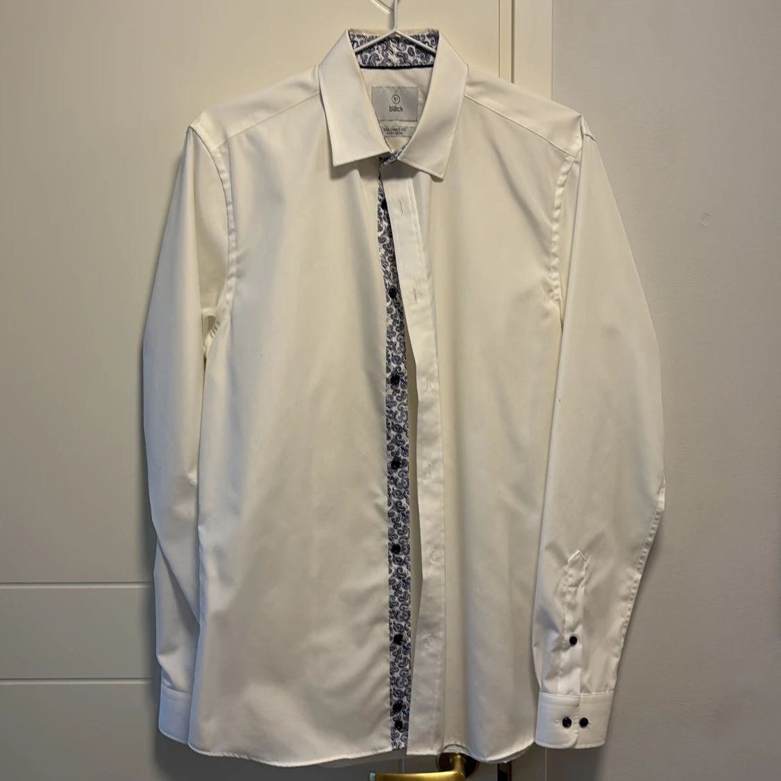 Vit skjorta med mönstrad kant från Bläck