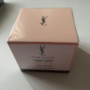 Pure Shots Perfect Plumper Creme-Cream - Yves Saint Laurent Pure Shots Perfect Plumper Creme-Cream är en lyxig ansiktskräm som ger fyllighet och anti-aging effekt. Förpackningen innehåller 50 ml av denna exklusiva produkt, perfekt för att återfukta och vårda huden.