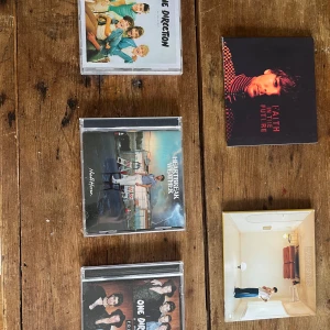 One Direction + solo CD. Kolla beskrivning för detaljer! - Man kan köpa alla eller skriva vilka/viken man är intresserad av. Ingen är spelad särskilt många gånger.                                                               Louis Tomlinson-180kr Harry Styles-200kr Niall Horan-150kr One direction (up all night)-140kr One direction (four)-60kr (billigare pga cd hållaren är lite sönder) Alla tillsammans-700kr        