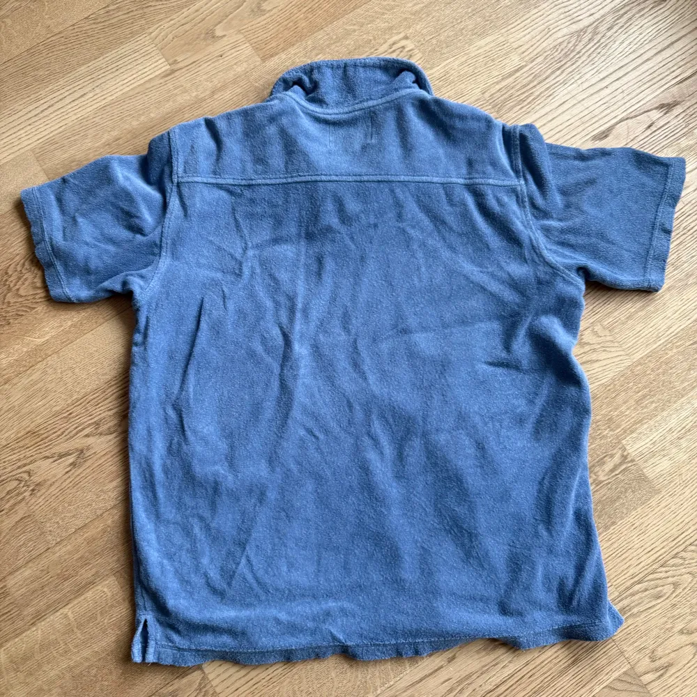 Säljer en klassisk blå pikétröja från Bondelid. Tröjan har korta ärmar och en mjuk krage. Perfekt för en avslappnad stil. Passar bra till jeans eller shorts. Gjord i frotté tyg. Skicka ett meddelande vid eventuella frågor!. Paidat.
