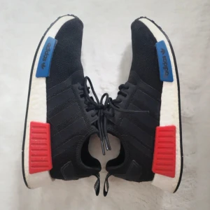 Adidas Originals NMD R1 OG - Sparsamt använd och är i väldigt bra skick med lite repor på detaljerna, på den blåa och den svarta på baksidan. Se bilder!  Storlek: 44