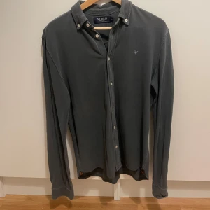 Grå skjorta från Morris - Grå skjorta från Morris i fint skick, 8/10. Nypris ca 1200kr. Hör av dig vid frågor och funderingar!