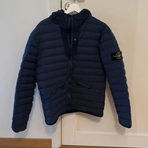Stone island woven jacket  - Varan är använd men i gott skick. Inga synliga märken eller hål👍🏻. Köpt  2019 och på Johnells i Linköping . Passar bra till våren. Är en storlek M men själv så tycker jag att den passar till storlek S bättre