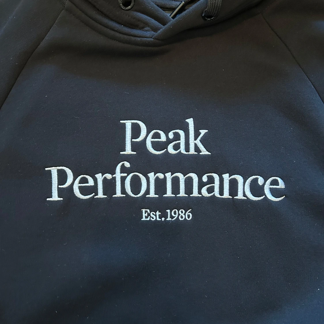 Svart hoodie från Peak Performance - 1