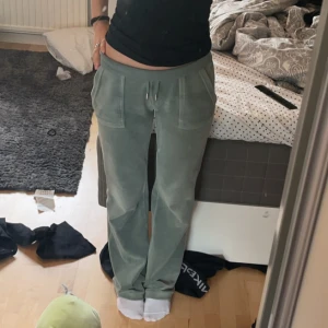 Gröna mjukisbyxor med dragsko - Snygga gröna mjukisbyxor i mjukt material med dragsko i midjan. Byxorna har en avslappnad passform och praktiska fickor framtill. Perfekta för en bekväm och stilren look. Byxorna har ett litet hål på knät som är igen sytt annars är det som nya🥰