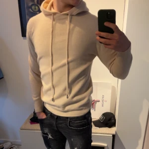 Beige hoodie - Säljer en stilren beige hoodie med långa ärmar och justerbar huva. Perfekt för en avslappnad look. No brand 