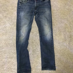 Blå jeans från Replay - Säljer ett par blå jeans från Replay, modell Waitom. De har straight fit. Ett litet hål mellan benen men det går lätt att fixa😉