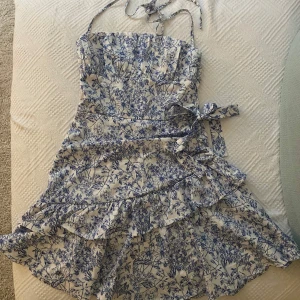 blommig sommarklänning🩷🩷 - så härlig sommarklänning💞passar perfekt till skolavslutning eller kvällar ute, storlek S men har sytt in på sidorna för bättre passform!! man knyter banden själv så den är smått "justerbar"🩷🩷