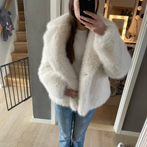 Vit pälsjacka Zara  - Super snygg pälsjacka från zara, aldrig använd. Inga defekter!🥰