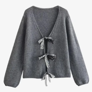 Grå kofta med knytband - Stickad kofta med glittriga band, mycket bra skick och knappt använd🩷