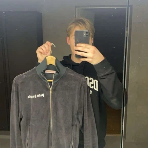 Palm Angels tröja - Säljer en snygg tröja från Palm Angels i mocka material, dragkedja och ribbade detaljer i gult och vitt. Den är i bra skick men används under en period, därav det låga priset. Pris kan diskuteras. 