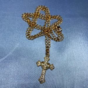 HEARTCROSS (guld) - halsband - ⭐️ Halsband i rostfritt stål ⭐️✨FREEBIES (stickers + godis) ingår i alla beställningar⭐️ 