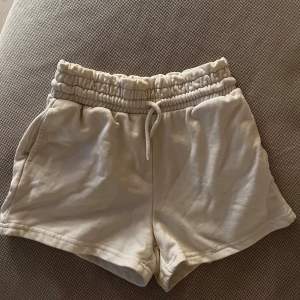 Säljer ett par vita mjukis shorts. Midjan går att vika ner för lågmidja.