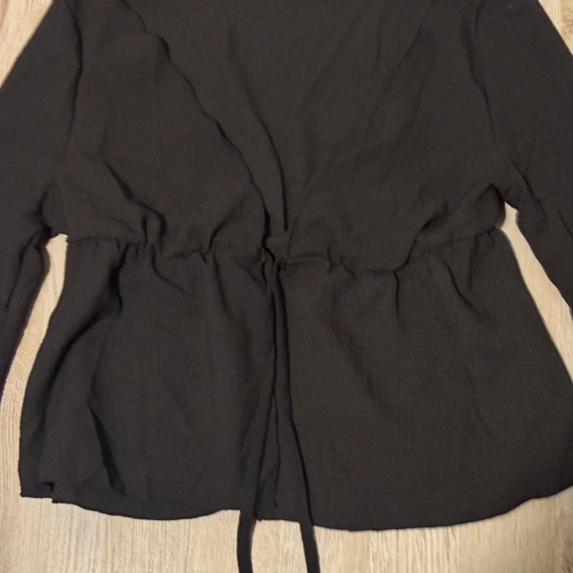 Svart långärmad topp med knyt - 2