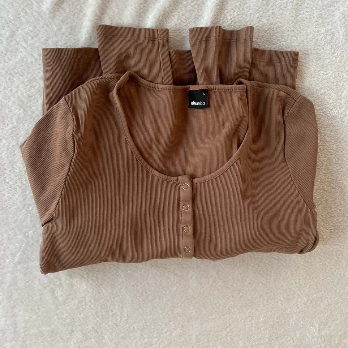 Brun ribbad långärmad topp från Gina Tricot - 2