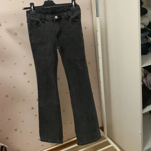 Svarta jeans med bootcut - Svarta lågmidjade bootcut jeans. Den har inga defekter och den är mer lågmidjade än vad den ser ut i bilden. 