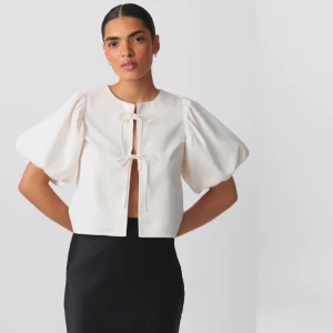 Pufftopp från Gina  - Säljer denna söta topp från Gina, använd 1 gång. 💗kom priv för bilder 