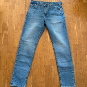 Levis 512 jeans - Snygga Levis 512 jeans i en klassisk blå färg. De har en slim passform och är tillverkade i jeansmaterial. Perfekta för en stilren look. 30/32 i storlek. Kom pm för fler bilder eller funderingar. 