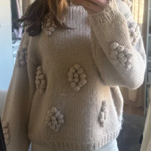 stickad tröja med detaljer - Skulle mera säga att det är en storlek S, Jätte söt tröja jag använt fåtal gånger, väldigt  skönt material och fin passform den är lite blandning av beige/rosa. 