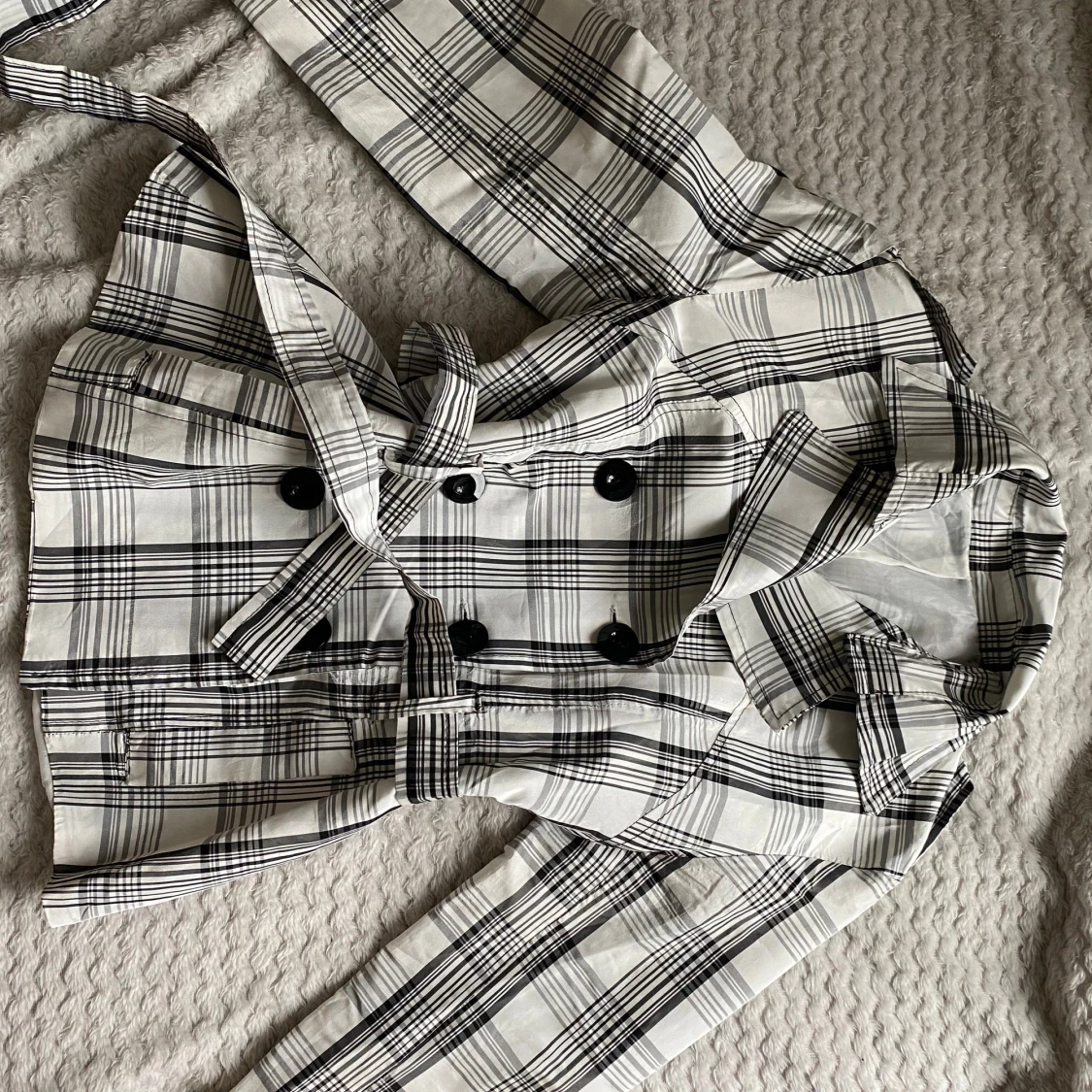 Rutig trenchcoat med bälte - 2