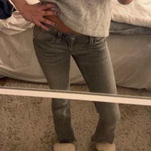 Grå lågmidjade jeans - Snygga lågmidjade grå jeans med unika dekorativa sömmar och en knappdetalj på bakfickan. De har en klassisk femficksdesign och en bekväm passform. Skriv för fler bilder🩷