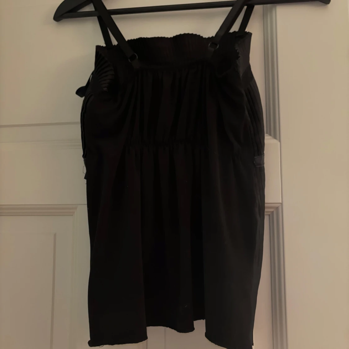 Svart plisserad topp från Rinascimento - 1