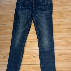 Farkut - Naisten siniset farkut. Koko XL Kissatalous Mikäli hinta ei miellytä tarjoa rohkeasti Katsothan myös muut ilmoitukseni!!