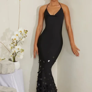 Svart långklänning med paljetter från Oh Polly - Säljer nu min bal klänning från Oh Polly med öppen rygg, har bara använts en gång vilket var balen efter de har den varit sparad för att säljar för er som letar efter klänning inför balen eller allmänt. Ordensrie priset var 1259 och säljs nu för 800kr