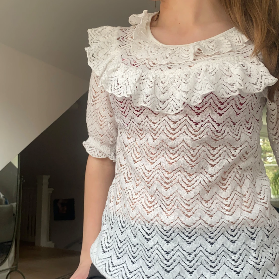 Vit spetsblus med volangdetaljer - 1