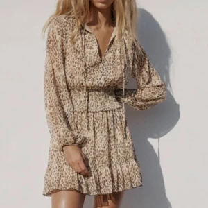 Zara klänning  - Jättefin klänning ifrån Zara i orm mönster. Klänningen har bara kommit till andvändning få antal gånger. Väldigt bra skick!❤️