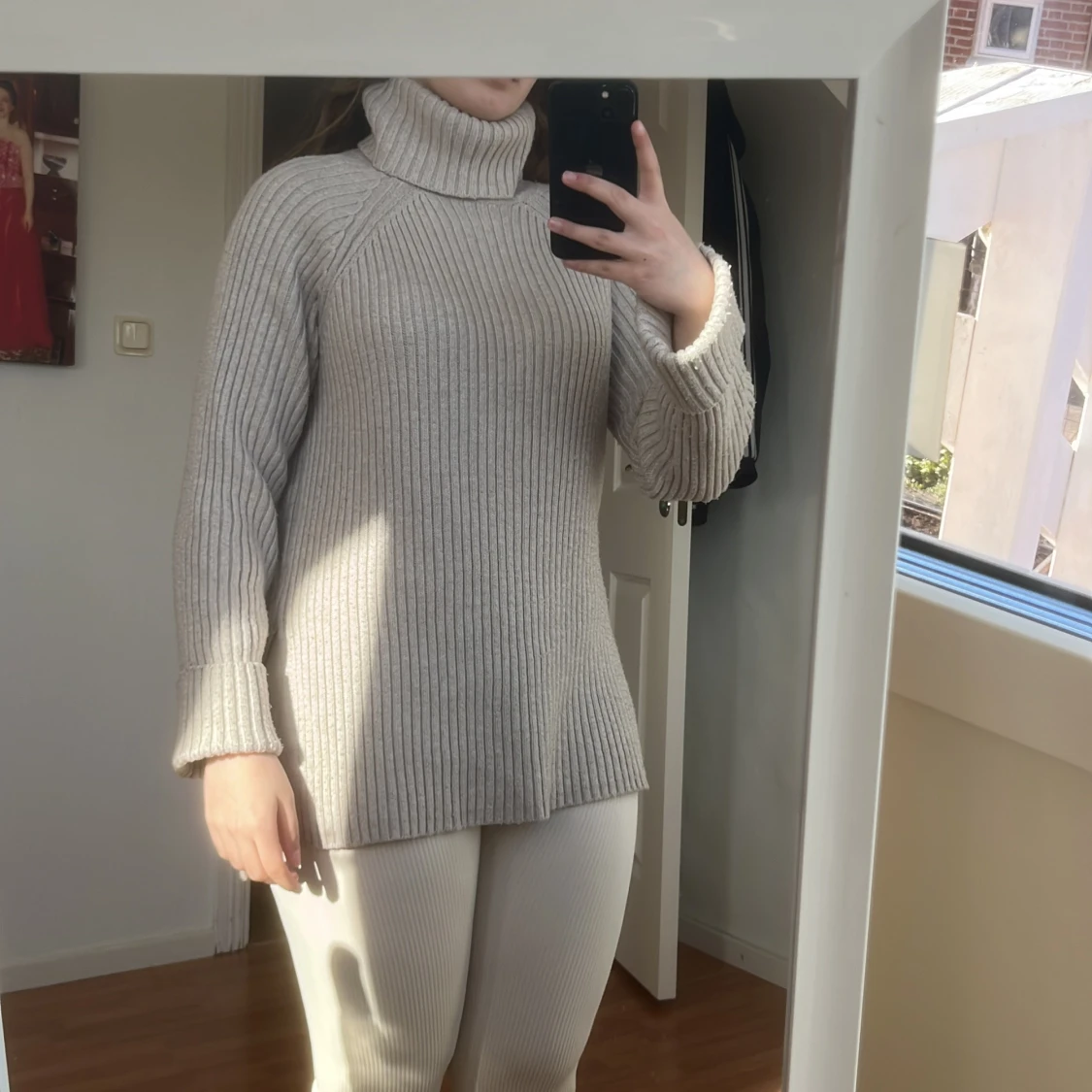 Beige stickad polotröja