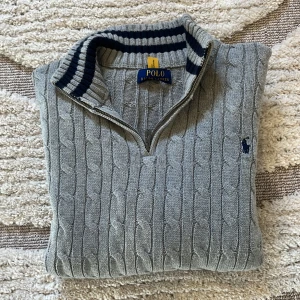 Halv zip Ralph Lauren - Säljer en grå stickad Ralph Lauren tröja som är perfekt för våren. Helt ny och visar inga tecken på användning. Kom privat för frågor eller prisförslag 🤝