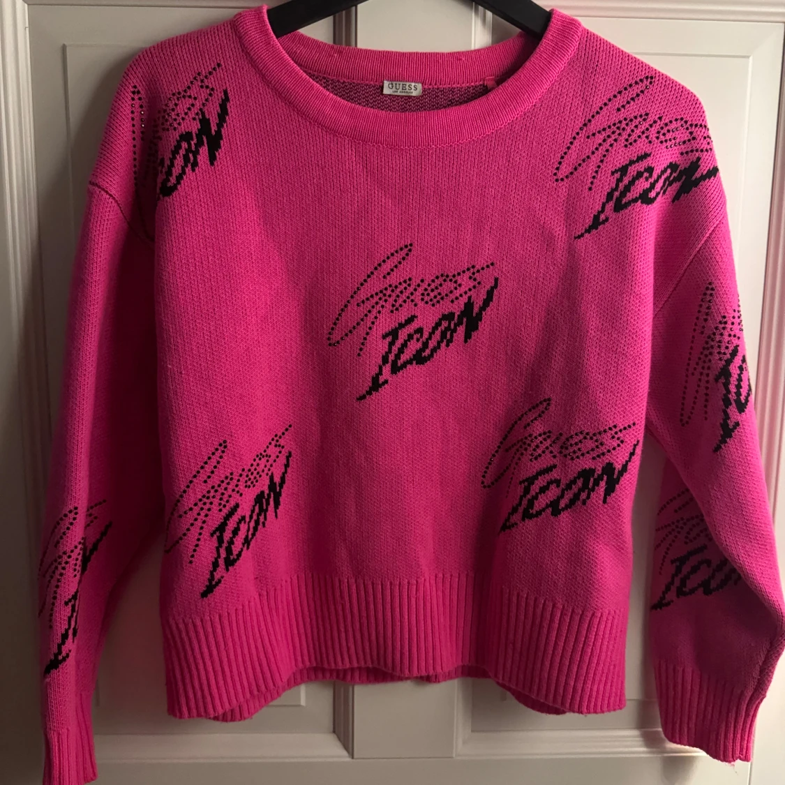 Rosa stickad tröja från Guess