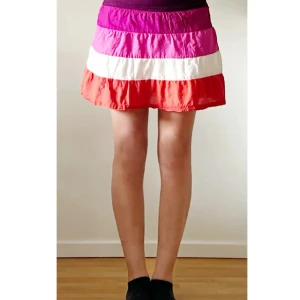 Flerfärgad kortkjol minikjol kjol y2k - Använd ett fåtal gånger och i bra skick. Storlek US 6 (S/M). Midjemått 82 cm, längd 36 cm. Använd gärna KÖP NU.