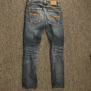 Nudie jeans ”GRIM TIM” - Säljer nu mina otroligt snygga Nudie jeans i modellen Grim Tim! De har en sjukt snygg wash med fades🤝 Nypris är 1700kr! Mitt pris 499kr! Skriv vid funderingar🙌😁priset går att diskutera vid snabb affär!