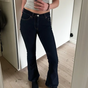 Mörkblå bootcut jeans från Gina Tricot - Snygga mörkblå bootcut jeans från Gina Tricot! Säljer då dem börjar bli för små för mig. Jeansen är i storlek 34 dam och jag är 170cm. Inga defekter och i bra skick! Priset går att diskutera 💙