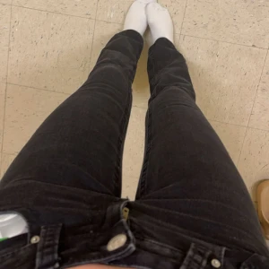 Lågmidjade jeans  - Säljer mina svarta jeans från ginatricot i XS 