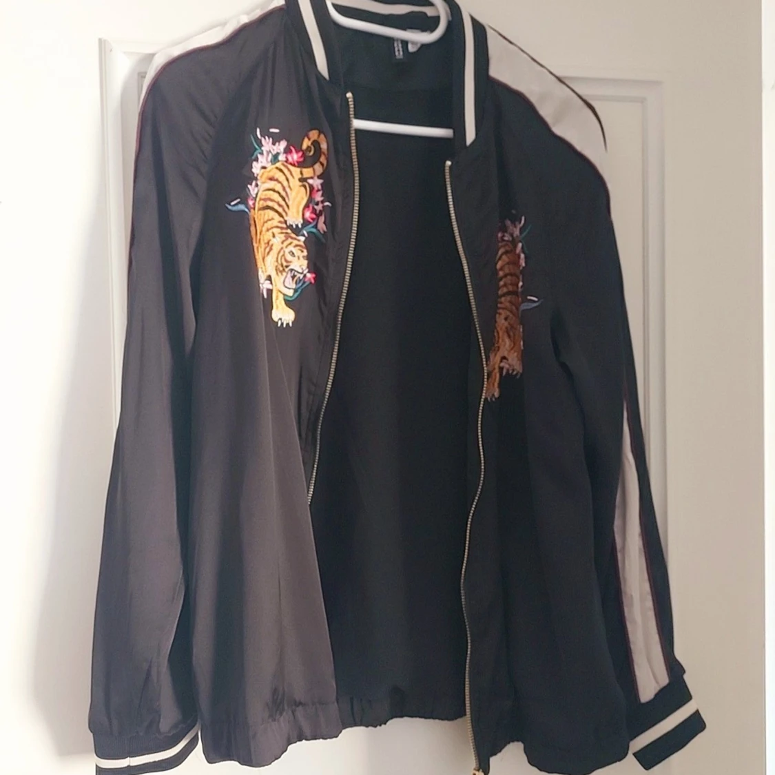 Svart bomberjacka med tigerbroderi från H&M - 1