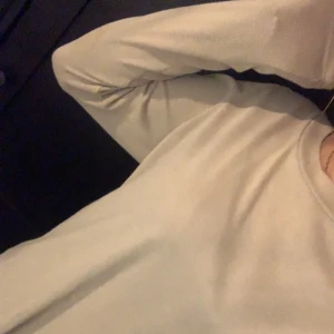 Beige långärmad tröja - Säljer en stilren beige långärmad tröja med rund halsringning. Perfekt för en avslappnad look. Passar bra till jeans eller kjol.