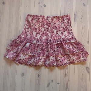 Volang kjol - Super fin kjol från Gina tricot! Säljs då den är alldeles för stor💞 har dock behövt sy lite på ena kanten för sömmen åkte upp när jag sydde in den, men det är inget som märks (se bild) skriv för frågor! 