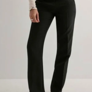 Nelly kostym byxor  - Från Nelly i storlek 34, svarta