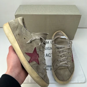 Golden goose skor  - Säljer nu dessa sjukt feta golden goose skor i storlek 40 skick 8/10 pris 1499kr | Ingår endast skor Fraktar med spårbar frakt med PostNord 