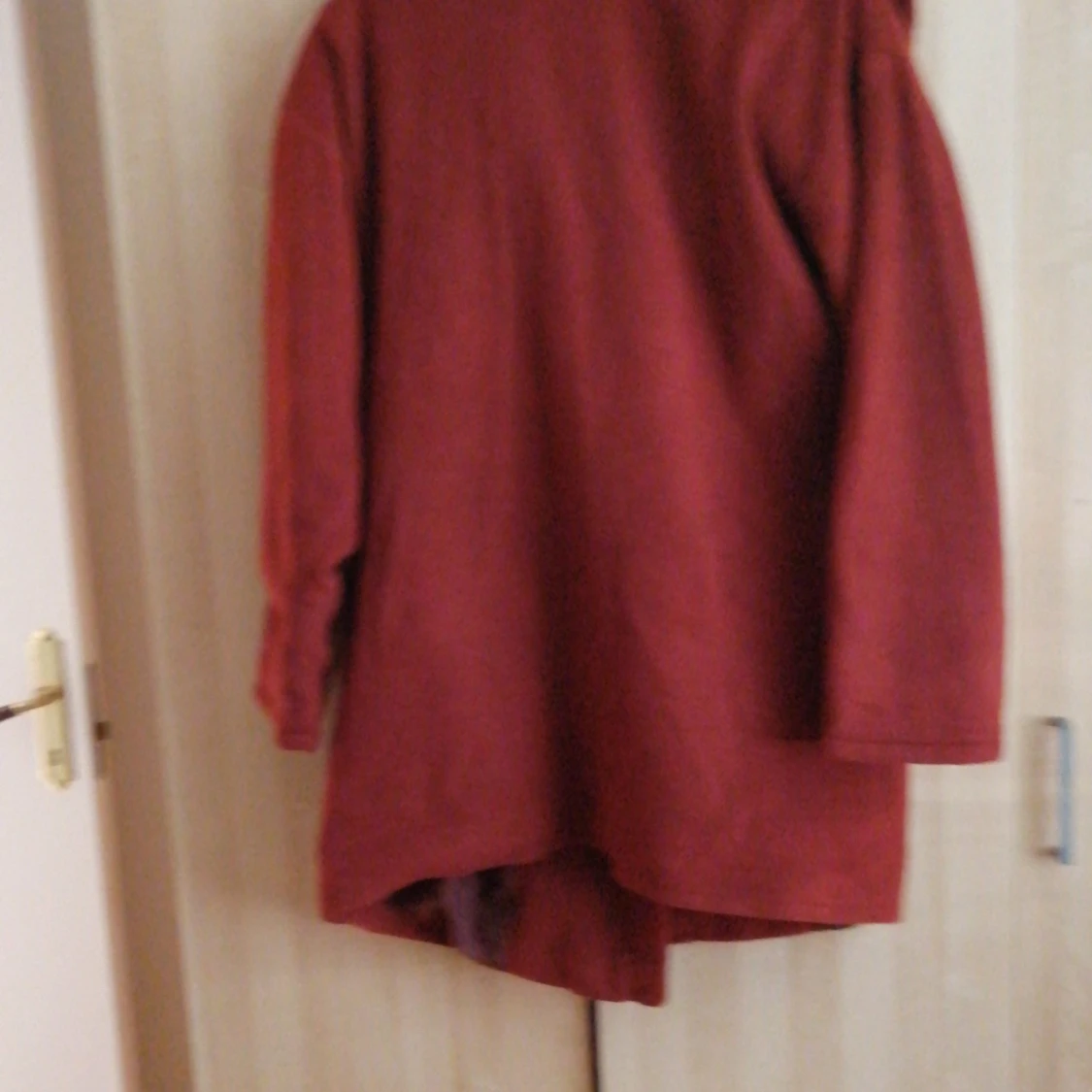 Röd kappa med knappar - 2