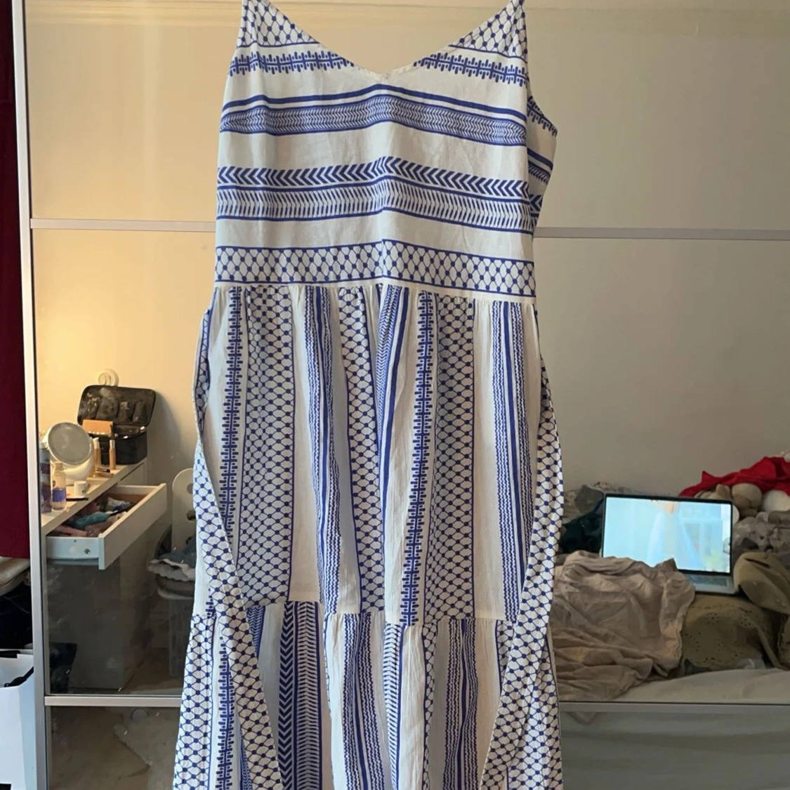 Vit och blå klänning med mönster