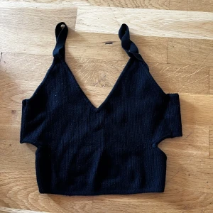 Svart ribbad linnetopp - Jätte fin topp som är xrysad i ryggen i storlek M använt få tal gånger 